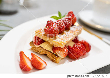 草莓千層酥配奶油凍 草莓千層酥配奶油凍 77721803