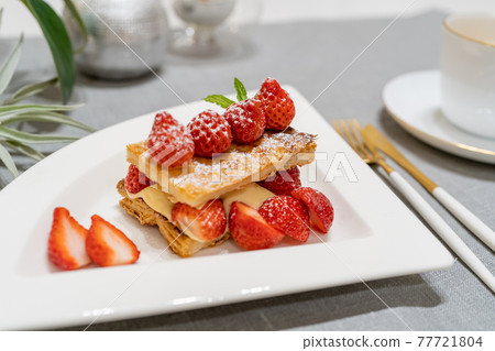 Strawberry millefeuille with custard cream 77721804