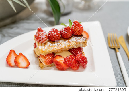 草莓千層酥配奶油凍 草莓千層酥配奶油凍 77721805