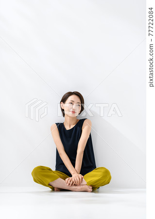 Beauty summer middle woman UV 77722084