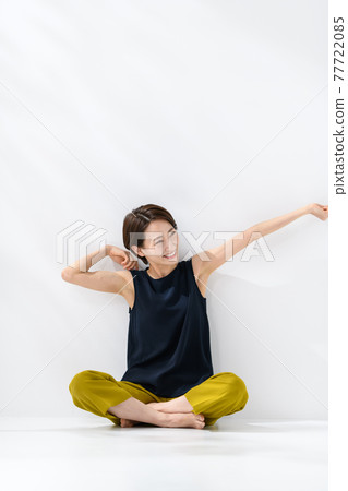 Beauty summer middle woman UV 77722085