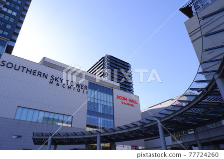 J: COM Hall 77724260