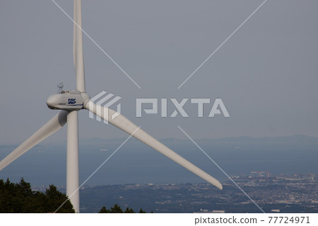 在山上旋轉的風力發電機 77724971