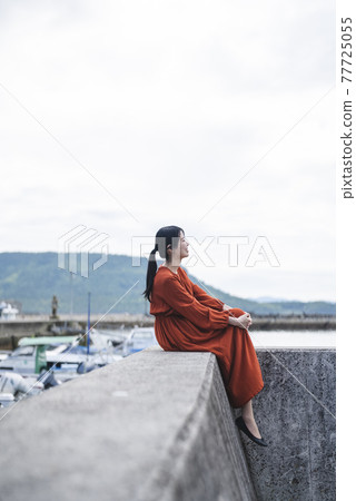 港口城鎮漁港的一名婦女 77725055