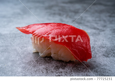 Tuna nigiri sushi 77725231