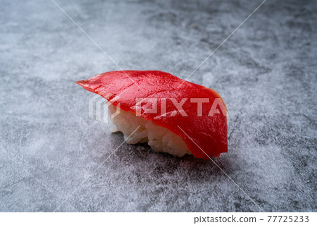 Tuna nigiri sushi 77725233