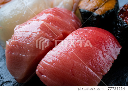Tuna nigiri sushi Tuna nigiri sushi 77725234