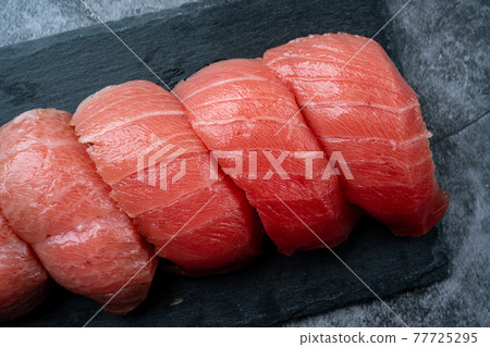 Tuna sushi nigiri sushi 77725295