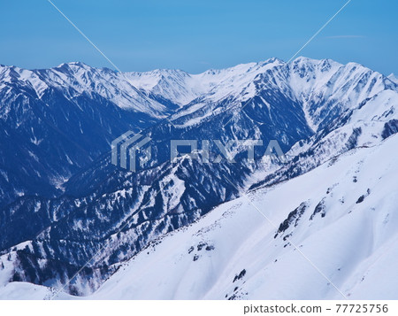從一越眺望黑部川源頭群山的殘雪立山黑部阿爾卑斯山脈路線 從一越眺望黑部川源頭群山的殘雪立山黑部阿爾卑斯山脈路線 77725756