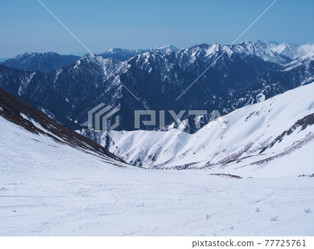 立山黑部阿爾卑斯山脈路線,從一越可以眺望美山溪谷和黑部川上游群山的殘雪 立山黑部阿爾卑斯山脈路線,從一越可以眺望美山溪谷和黑部川上游群山的殘雪 77725761