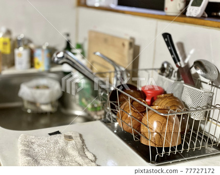 已清洗並放入瀝水籃中的餐具 77727172