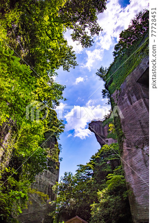 A view of the hell peeping from the square in front of Hyaku-Shaku Kannon on Mt. Nokogiri in Kyonan-cho, Awa-gun, Chiba Prefecture 77728451