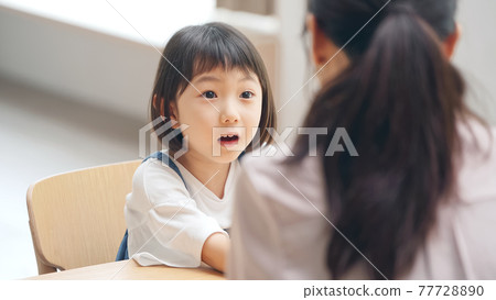 Children and women talking with each other Child-rearing image 77728890