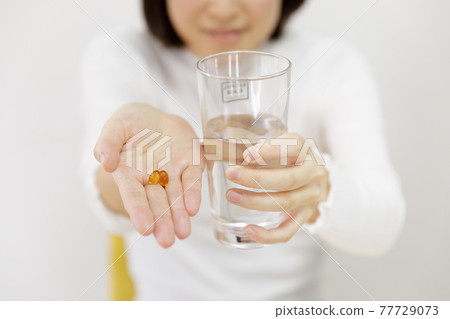 提供補品的女人 提供補品的女人 77729073
