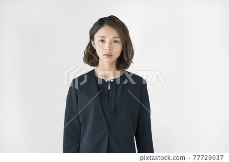 Image portrait of a young woman looking at the camera Image portrait of a young woman looking at the camera 77729937