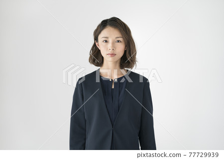 Image portrait of a young woman looking at the camera 77729939