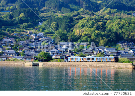 去海邊村莊的“YC1系列”（JR九州） 77730621