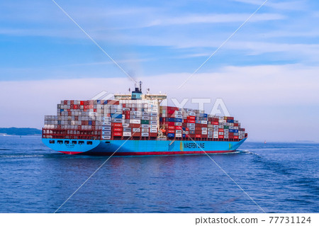 巨大的集裝箱船航行東京灣 77731124