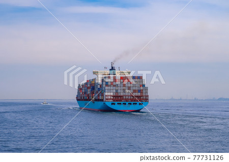 巨大的集裝箱船航行東京灣 77731126
