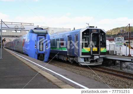 Kiha 283系列和H100系列在關所線Shimukappu站排隊 77731251