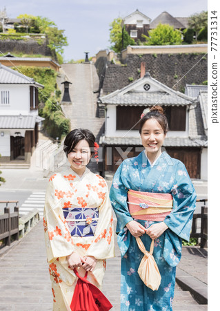 A woman in a kimono taking a commemorative photo with the slope of Suya on a girls' trip [Kitsuki City] 77731314