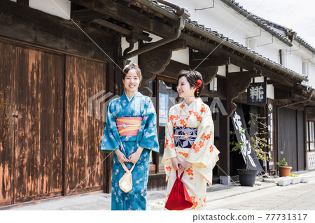 一位穿著和服的年輕女子在女性旅行中觀光[杵築市] 77731317