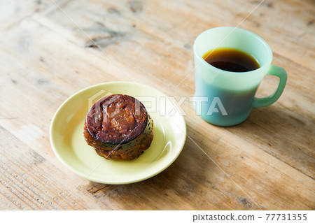 Kouign-amann and coffee 77731355