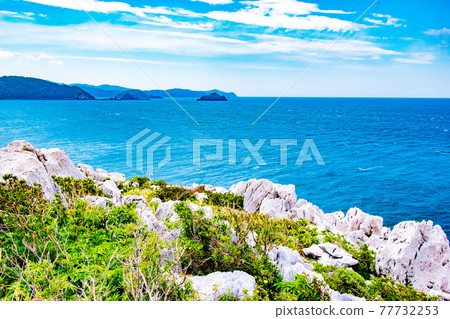 日本愛琴海白崎海洋公園的風景，在和歌山縣日高區由良町可以看到白色的石灰岩海岸和藍色的大海。 77732253