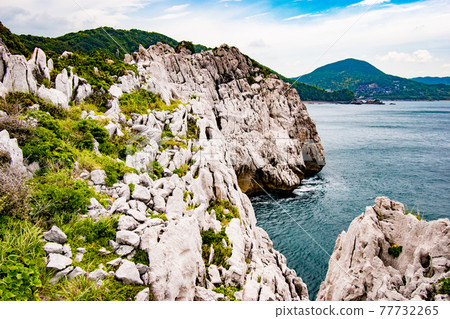 Scenery of Shirasaki Marine Park, Japan's Aegean Sea, where you can see the white limestone coast and the blue sea in Yura Town, Hidaka District, Wakayama Prefecture. Scenery of Shirasaki Marine Park, Japan's Aegean Sea, where you can see the white limestone coast and the blue sea in Yura Town, Hidaka District, Wakayama Prefecture. 77732265