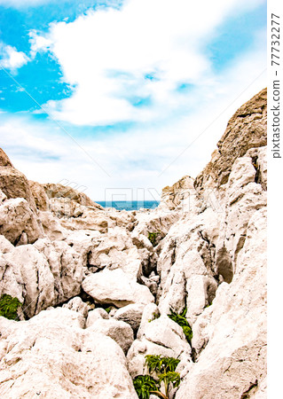 Scenery of Shirasaki Marine Park, Japan's Aegean Sea, where you can see the white limestone coast and the blue sea in Yura Town, Hidaka District, Wakayama Prefecture. 77732277