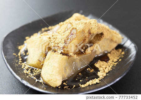 Genuine warabi mochi sprinkled with delicious soybean flour and sprinkled with black honey 77733452