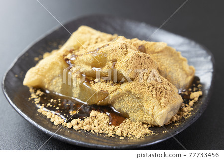 Genuine warabi mochi sprinkled with delicious soybean flour and sprinkled with black honey 77733456