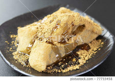 Genuine warabi mochi sprinkled with delicious soybean flour and sprinkled with black honey Genuine warabi mochi sprinkled with delicious soybean flour and sprinkled with black honey 77733458