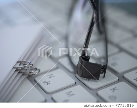 商業形象·文件·眼鏡·鍵盤 商業形象·文件·眼鏡·鍵盤 77733819