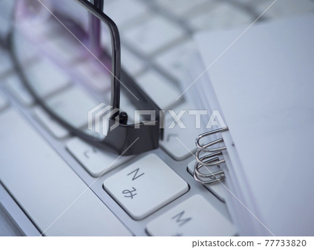 商業形象·文件·眼鏡·鍵盤 商業形象·文件·眼鏡·鍵盤 77733820