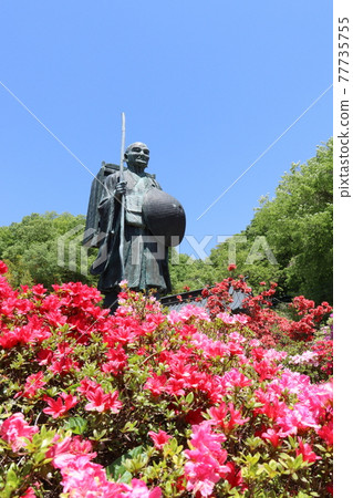 Azaleas and statues at Chosenji Temple in Honjo City, Saitama Prefecture 77735755