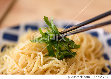 Cod roe pasta with green onions 77735787