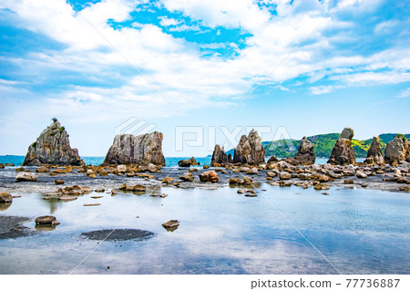 Hashiguiiwa seen from Kushimoto Hashiguiiwa, a roadside station at low tide in the daytime, where there is a legend of Kukai and Amanojaku in Kushimoto-cho, Higashimuro-gun, Wakayama Prefecture. Hashiguiiwa seen from Kushimoto Hashiguiiwa, a roadside station at low tide in the daytime, where there is a legend of Kukai and Amanojaku in Kushimoto-cho, Higashimuro-gun, Wakayama Prefecture. 77736887