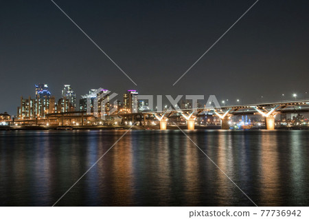 Cheongdam Bridge in the Han River, Seoul, South Korea Cheongdam Bridge in the Han River, Seoul, South Korea 77736942