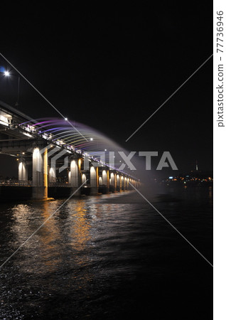 Moonlight Rainbow Fountain, Bangpotegyo, Seoul, South Korea 77736946
