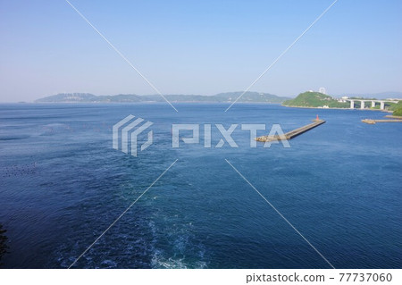 從德島縣鳴門市堀越橋眺望堀越海峽和淡路島/大鳴門大橋的激流 從德島縣鳴門市堀越橋眺望堀越海峽和淡路島/大鳴門大橋的激流 77737060