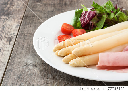 White asparagus with salad and ham 77737121