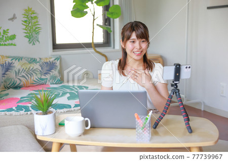 Online meeting on smartphone_Woman who talks about her thoughts Online meeting on smartphone_Woman who talks about her thoughts 77739967