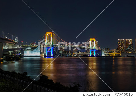 從東京/豐洲Gururi公園附近看到的照明彩虹橋（七色/彩虹色） 77740010