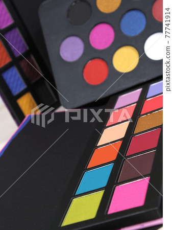 Colorful Cosmetic Pigment Palettes 77741914