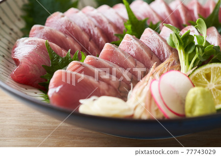 大盤子裡的鰹魚生魚片 77743029