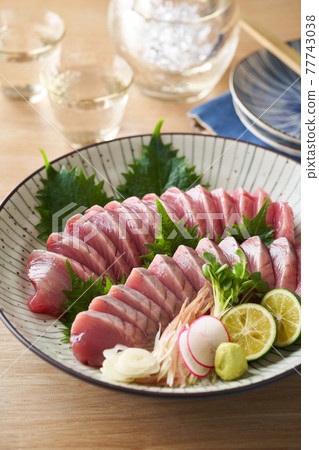 Bonito sashimi on a large plate 77743038