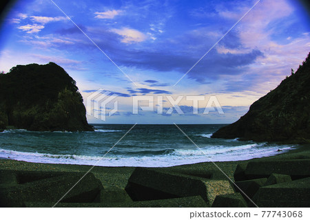 Sunny day coast (Akimaru coast Tokushima) 77743068