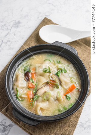 Soup dumplings 77744149