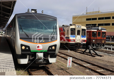 Resort Asunaro and Sanriku Railway vehicles stopped at Miyako Station 77744373